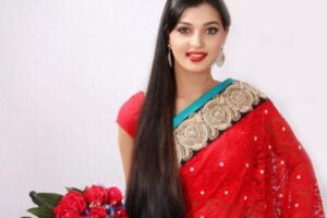 মালদ্বীপে নায়িকা বর্ষার ভাসমান নাশতা