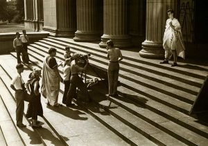 ১৯৫০ সালের হলিউডে চার্লটন হেস্টন অভিনীত জুলিয়াস সিজার ছবির একটি নির্মাণদৃশ্য