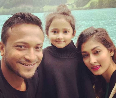 সন্তানের সঙ্গে সাকিব আল হাসান ও তার স্ত্রী উম্মে আহমেদ শিশির।