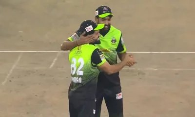 পরে অবশ্য আলিঙ্গনও করে নেন