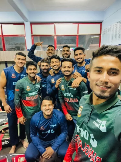 প্রথম ওয়ানডে জয়ের পর ড্রেসিংরুমে তরুণ ক্রিকেটারদের গ্রুপ সেলফি