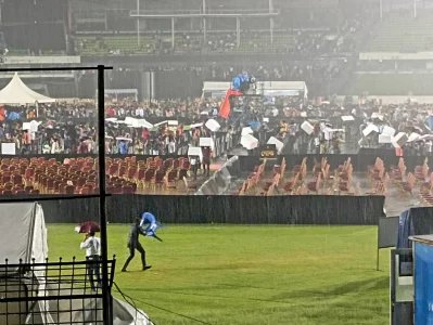 দেশের শিল্পীদের পরিবেশনা শেষে মাঠে নামে ঝুম বৃষ্টি। ছবি: আজকের পত্রিকা